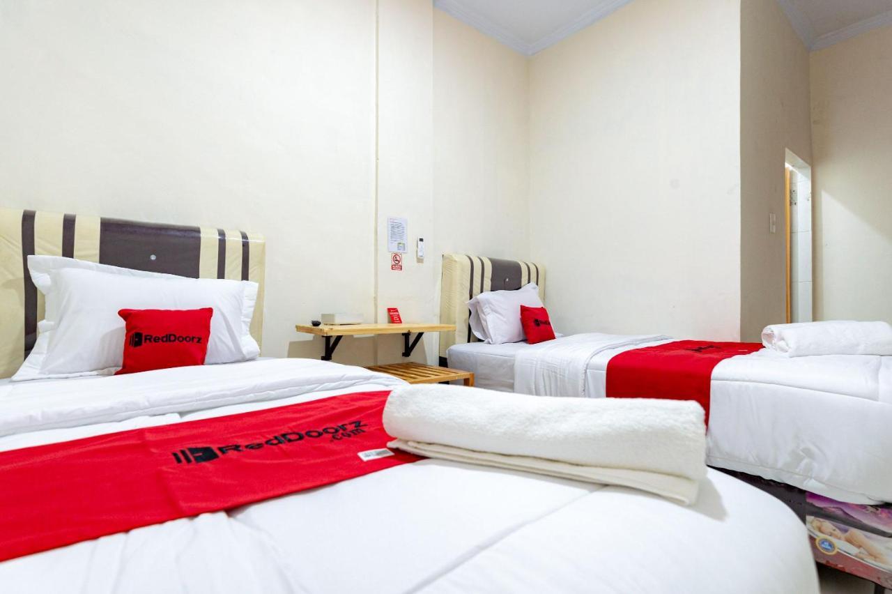 Готель Reddoorz @ Simpang Pemda Медан Екстер'єр фото